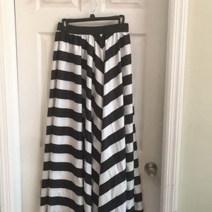 B&W striped maxi skirt - size large
